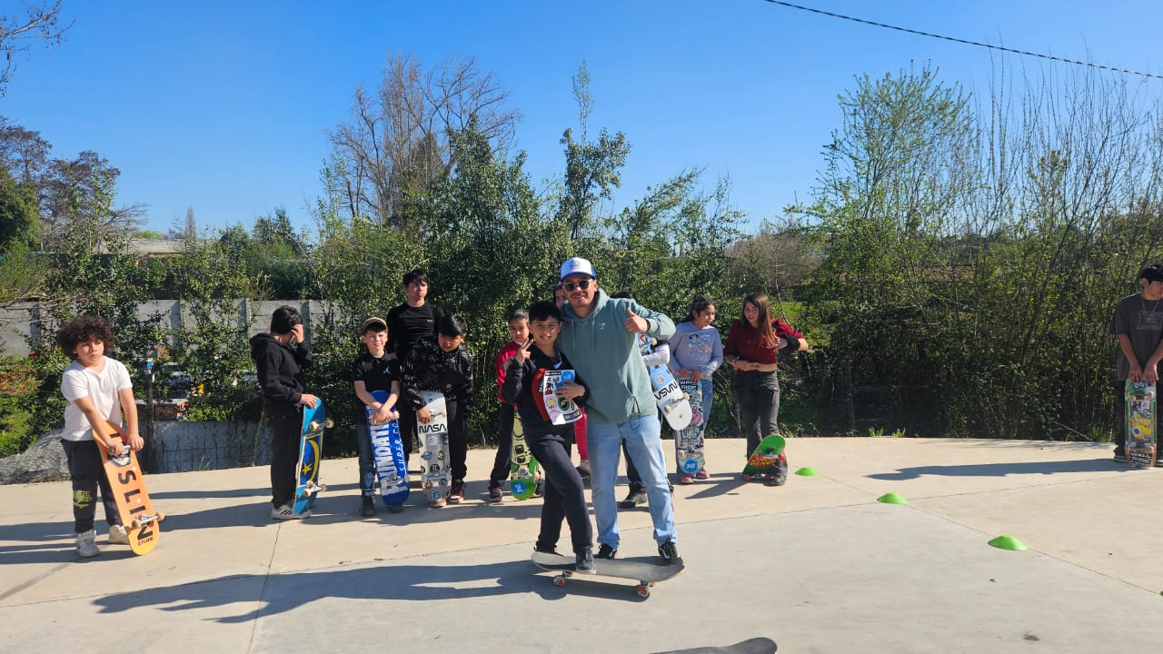 Niños practicando skate